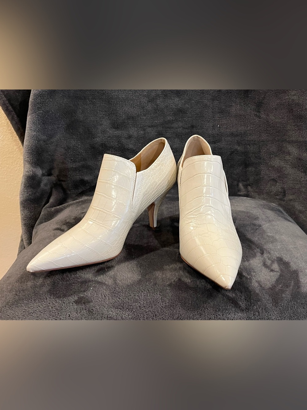 Tory Burch Crocodile Embossed Leather Cream / Ivory Ankle Booties Pointed toe. 7